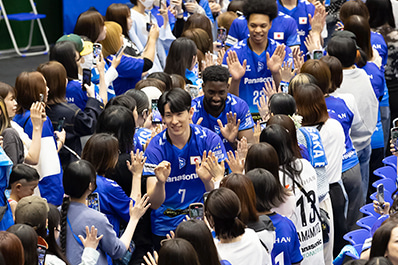 写真：ファンとハイタッチをする選手たち