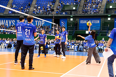 写真：選手対決イベントでファンと交流する選手たちの様子
