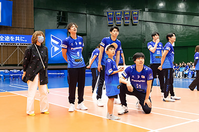 写真：選手対決イベントでファンと交流する選手たちの様子