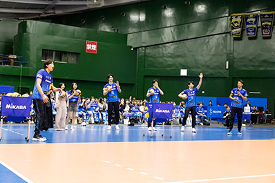 写真：選手対決イベントでファンと交流する選手たちの様子