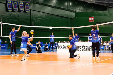 写真：選手対決イベントでファンと交流する選手たちの様子
