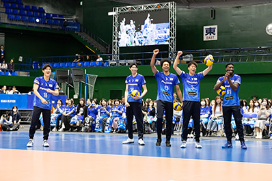 写真：選手対決イベントで喜ぶ選手たちの様子（池城選手、西山選手、ラリー選手、富田選手、ロペス選手）