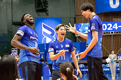 写真：選手対決イベントで喜ぶ選手たちの様子（ロペス選手、西田選手、山内選手）