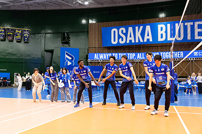 写真：ファンと交流する選手たち（ロペス選手、ラリー選手、富田選手、西山選手、池城選手）