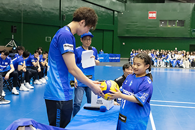 写真：抽選プレゼント企画でファンと交流をする仲本選手