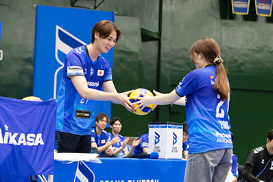 写真：抽選プレゼント企画でファンと交流をする永露選手