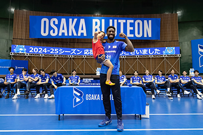 写真：抽選プレゼント企画でファンと交流をするロペス選手