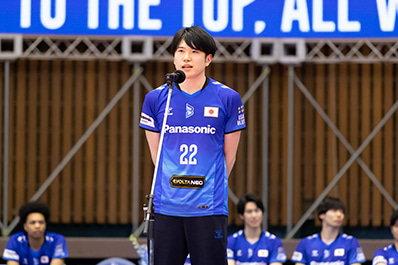 写真：挨拶をする小宮選手