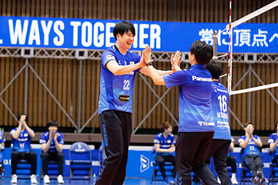 写真：スタッフと抱擁する小宮選手
