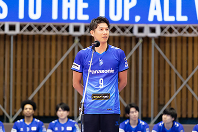 写真：挨拶をする今村選手