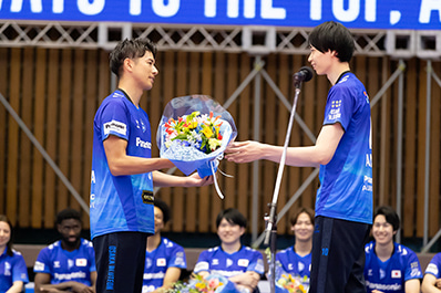 写真：花束を受け取る今村選手