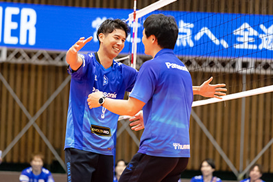写真：スタッフと抱擁する今村選手