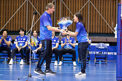 写真：花束を受け取る辻本通訳