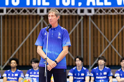 写真：挨拶をするティリ監督
