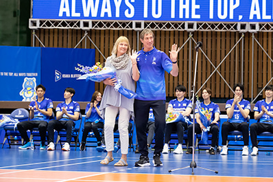 写真：花束を受け取るティリ監督