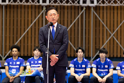 写真：挨拶をする久保田代表