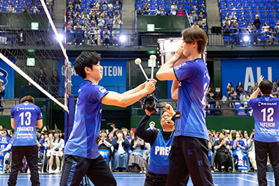 写真：勝利の太鼓を叩く池城選手と永露選手