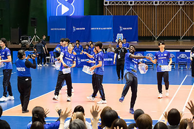 写真：ファンにミニサインボールを投げ込む選手たちの様子