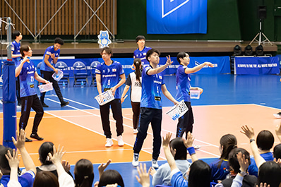 写真：ファンにミニサインボールを投げ込む選手たちの様子