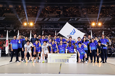 写真：オープニングマッチ勝利時の集合写真