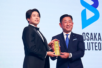 写真：元サッカー日本代表の内田篤人氏とパナソニック スポーツ株式会社代表の久保田剛