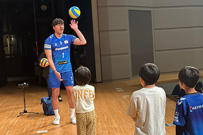 写真：子供たちにレクチャーをする清水選手