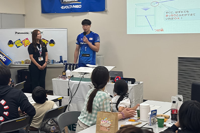 写真：来場者の前で話す清水選手