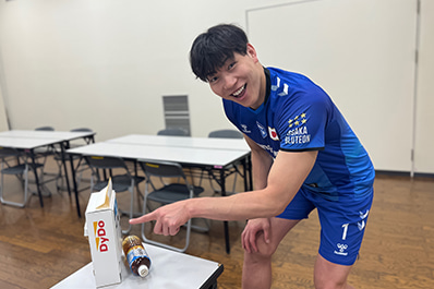 写真：工作の完成品の前でポーズをとる清水選手