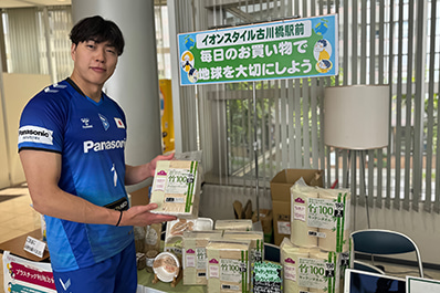 写真：展示品を手に取る清水選手