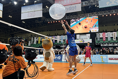写真：ふわふわバレーボールで対決する様子