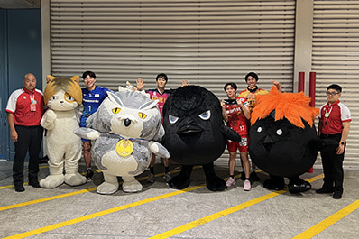 写真：マスコットと選手たちの集合写真