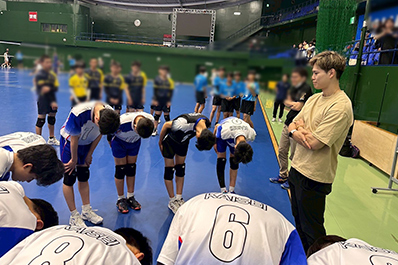 写真：西田選手にお辞儀する中学生たち