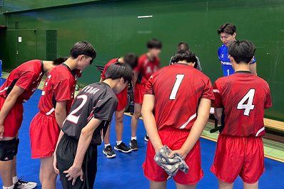 写真：清水選手にお辞儀する中学生たち