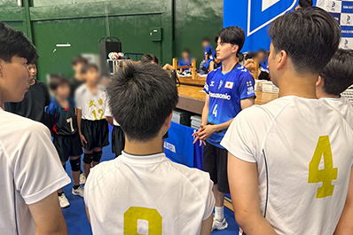 写真：金田選手の話を聞く中学生たち
