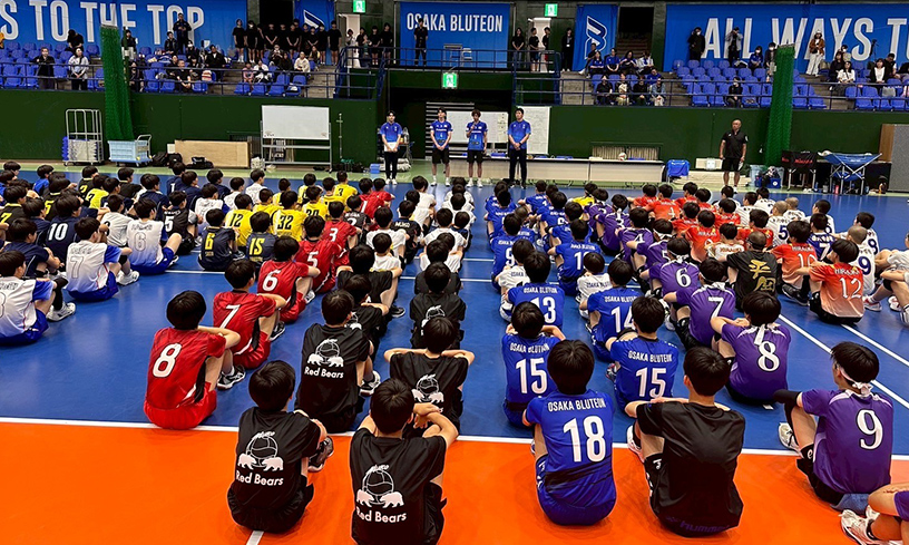 写真:整列して仲本選手の話を聞く中学生たち