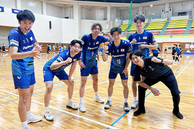 写真：ポーズをとる選手とマネージャー（中村選手、竹内マネージャー、仲本選手、池城選手、金田選手、牧山マネージャー）