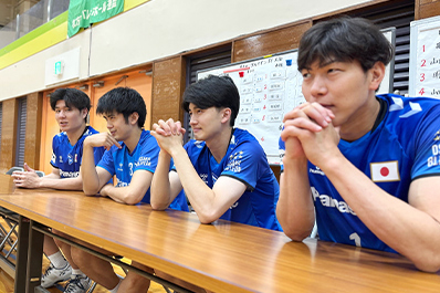 写真：右から清水選手、金田選手、中村選手、池城選手