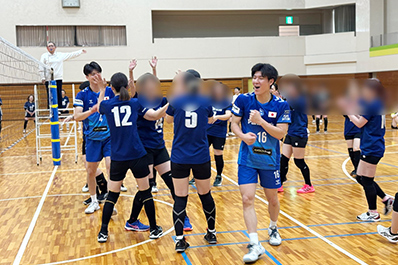 写真：ハイタッチをする選手たち