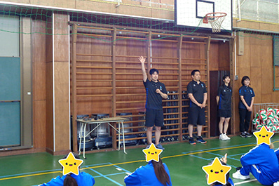 写真：伊藤アカデミーコーチの話を聞く学院生たち