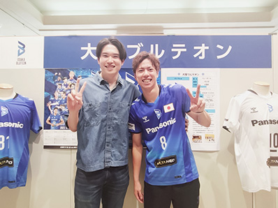 ภาพ: คุณยูอิจิโร่ โคมิยะ จาก โอซากะ บูรูเตโอนOB และคุณนากาโมโตะ