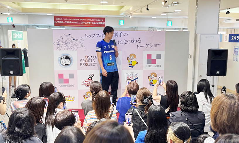 รูปภาพ: คุณนากาโมโตะกำลังพูดอยู่บนเวที