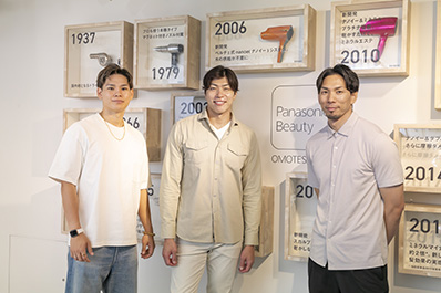 写真：パナソニックビューティの展示の前に立つ西田選手（左）、清水選手（中央）、福澤 達哉アンバサダー（右）