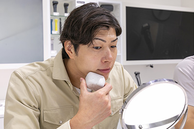 写真：商品を試す清水選手