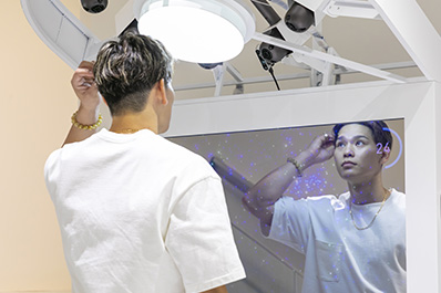 写真：鏡を見る西田選手