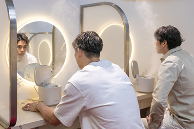 写真：商品を試す西田選手、清水選手