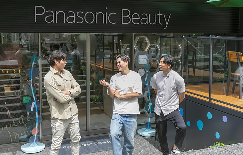 写真：パナソニックビューティ表参道の前で話をする清水選手（左）、西田選手（中央）、福澤 達哉アンバサダー（右）
