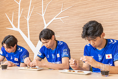 写真：パピネスパンケーキに挑戦している選手たち