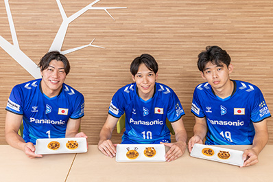 写真：完成した個性豊かなパピネスパンケーキを見せる選手たち