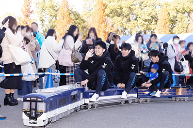 写真:昨年の3000系ミニ電車に乗る選手たちの様子
