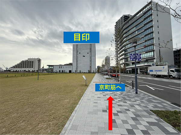 写真:GLION ARENA KOBEから最寄り駅までの徒歩ルート解説(顔の描かれたビルを目印に京橋筋へ)